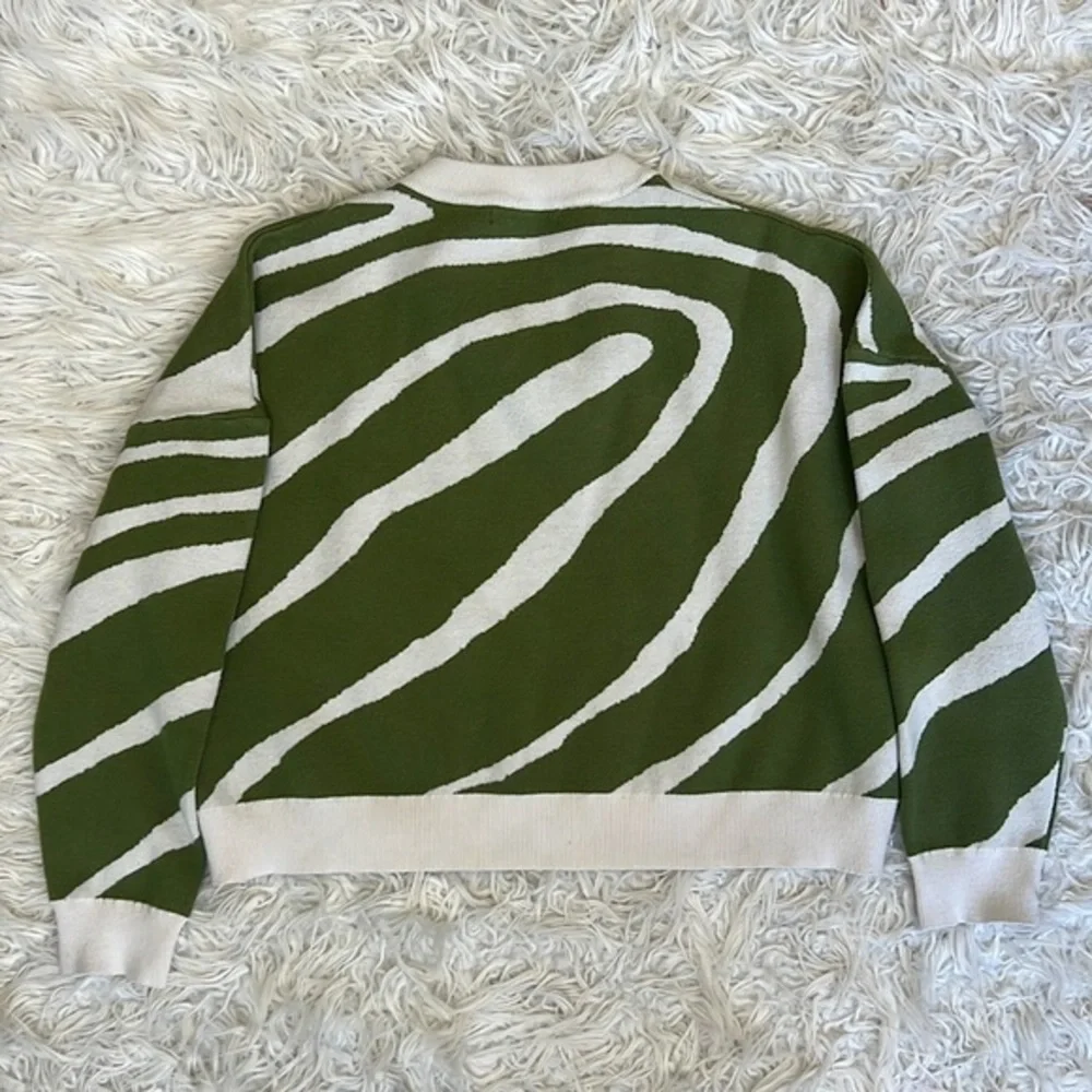 SHEIN‎ CURVED STRIPED PRINT SWEATER